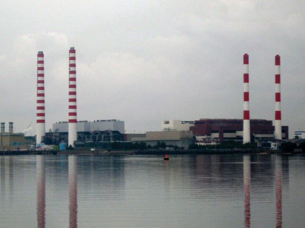 Senoko natural gas and oil-fired power station, Singapore in 2007. (Credit: Terence Ong)